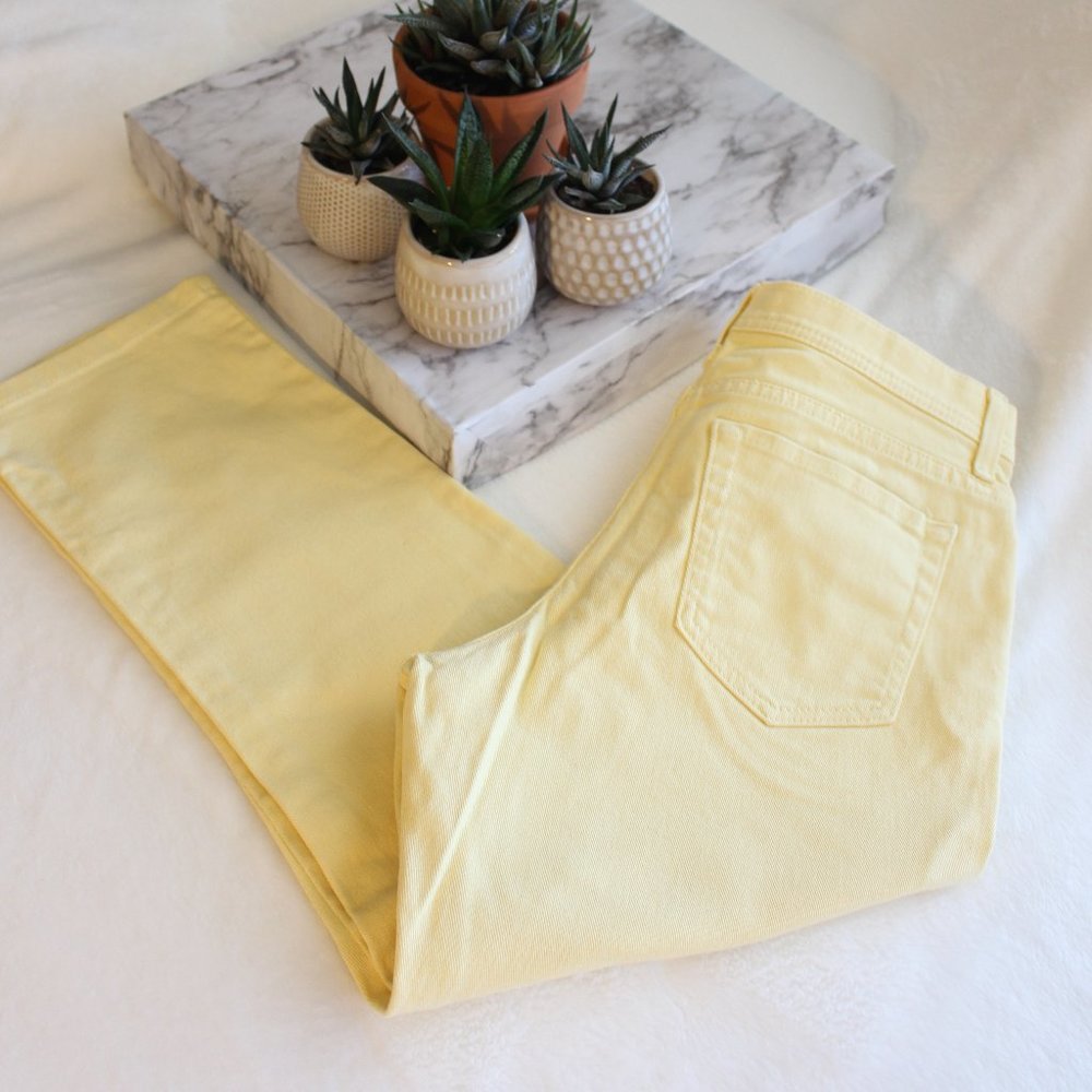Lee - Natural Fit - Yellow Cropped Jeans - Size 6M - Just Below the Waist